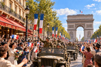 La Lib&eacute;ration de Paris en ao&ucirc;t 1944, avec les Parisiens c&eacute;l&eacute;brant l'arriv&eacute;e des soldats