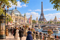 Paris pendant l'Exposition universelle de 1889, avec la tour Eiffel et les visiteurs de la Belle &Eacute;poque