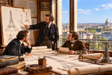 En 1884, des ing&eacute;nieurs &eacute;tudient les premiers plans du projet de la tour Eiffel dans un bureau parisien.