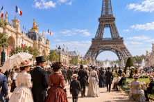 En 1889, des visiteurs d&eacute;couvrent la tour Eiffel pendant l'Exposition universelle de Paris.