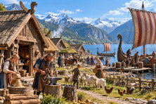 Village scandinave &agrave; la fin du VIIIe si&egrave;cle, avec des maisons en bois, des habitants au travail et des bateaux vikings au bord d'un fjord.